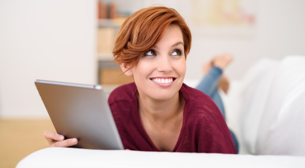 moderne junge frau mit tablet-pc in ihrer wohnung